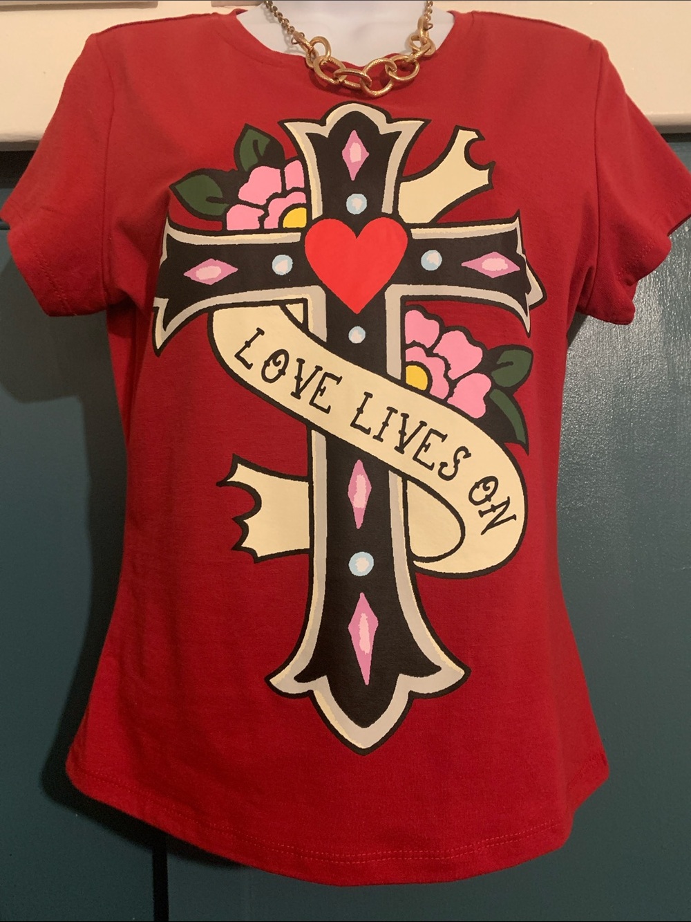 Perfect Ángel ‘Love Lives On' Red Graphic Cross Tee - Women